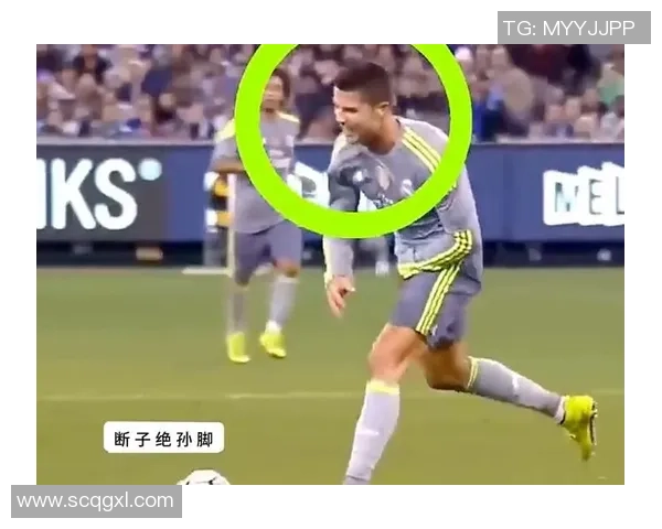 足球比赛中意外频发一脚踢中对手裆部引发的搞笑瞬间与反思